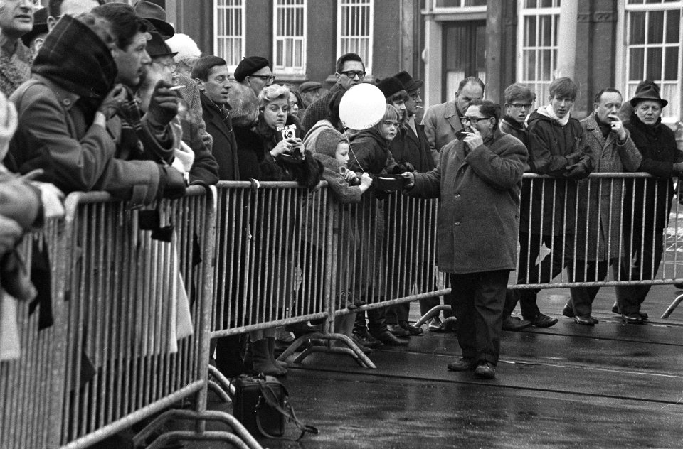 Huwelijk prinses Margriet en mr. Pieter van Vollenhoven rookbommen tijdens de ri, Bestanddeelnr 919-9735