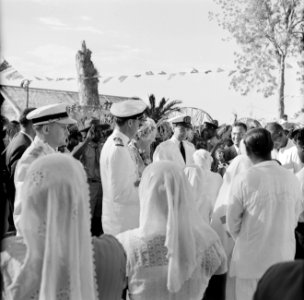 Het koninklijk paar wordt begroet in Domburg. Op de voorgrond Hindoestanen, Bestanddeelnr 252-4208