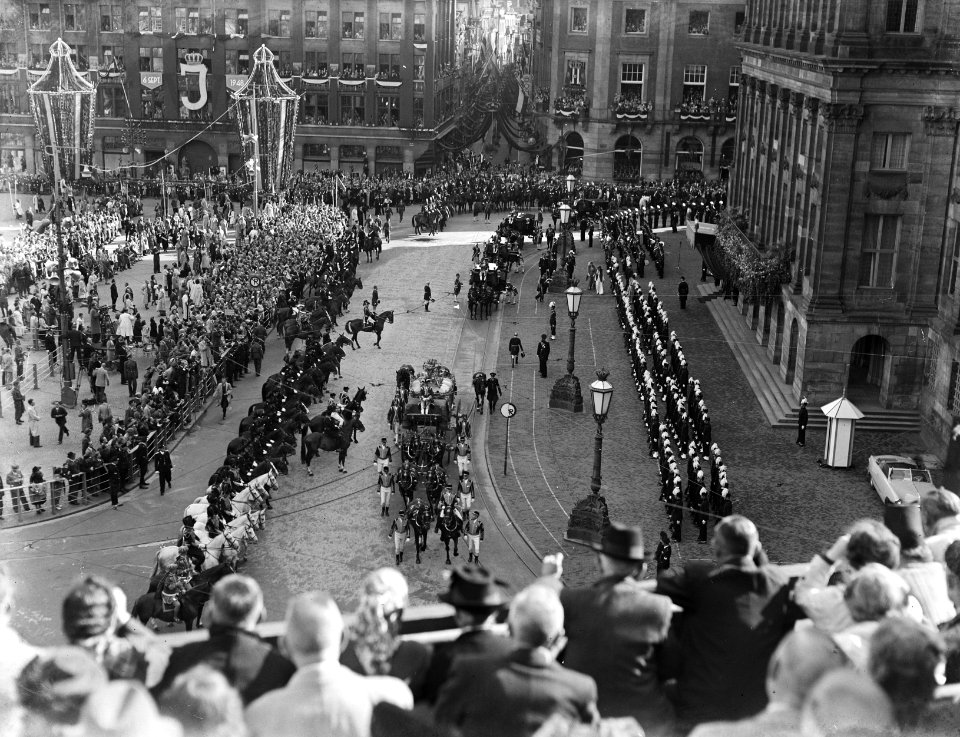 Inhuldiging koningin Juliana. Rijtoer met de Gouden Koets door Amsterdam. Terugk, Bestanddeelnr 900-0218