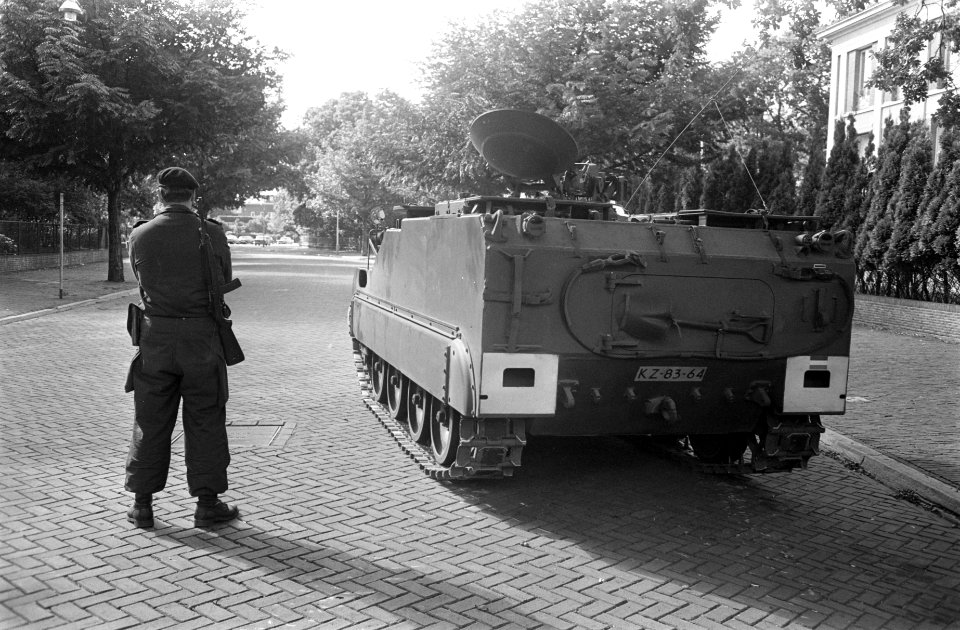 Indonesische ambassade, Den Haag wordt bewaakt Marechaussee en een M113C&V pant, Bestanddeelnr 923-8037
