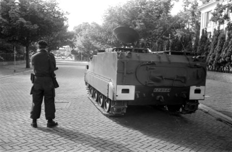 Indonesische ambassade, Den Haag wordt bewaakt Marechaussee en een M113C&V pant, Bestanddeelnr 923-8037