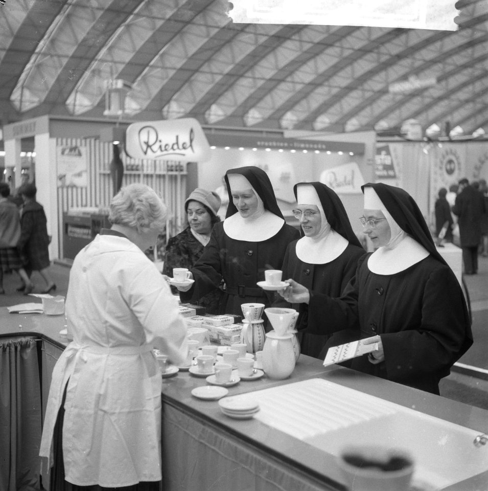 Huishoudbeurs in RAI Amsterdam geopend belangstelling van nonnen voor koffiefilt, Bestanddeelnr 913-7322