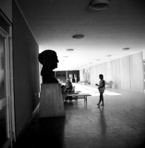 Het Bersjeba Hospital of Kupat Holim Wachtruimte met borstbeeld op een voetstuk, Bestanddeelnr 255-3492