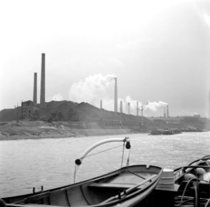 Industrieterrein met rokende schoorstenen en kranen aan de Rijn, Bestanddeelnr 254-1003