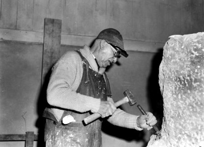 Hildo Krop, die 26 januari 80 jaar wordt, werkt aan een beeld van de architect H, Bestanddeelnr 916-0683