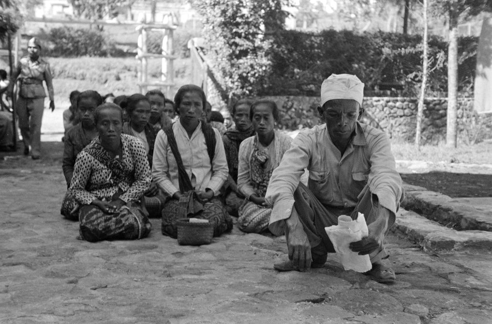 Indonesiërs met brieven bij het gebouw van de Distributie onderdistr Getasan Ko, Bestanddeelnr 1016