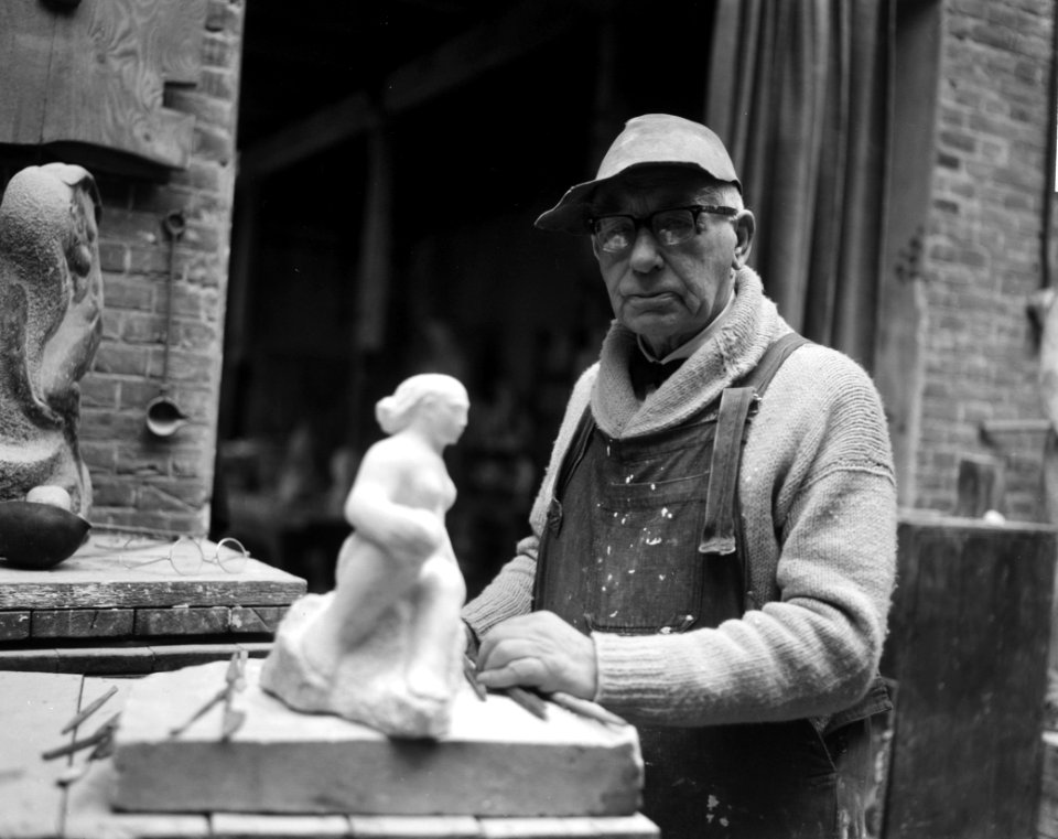 Hildo Krop 26 januari 80 jaar, Hildo Krop in zijn atelier, Bestanddeelnr 916-0691