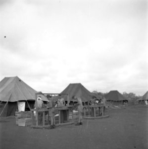 Het bouwen van wastafels in kamp Morib Beach, Bestanddeelnr 255-8154