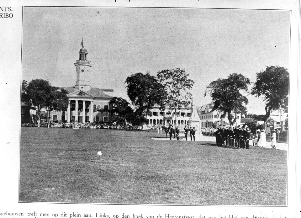 Het Wilhelminaplein in Paramaribo met het gebouw van het Departement van Financi, Bestanddeelnr 935-1286