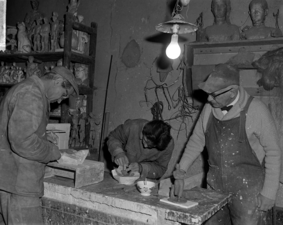 Hildo Krop 26 januari 80 jaar, Hildo Krop in zijn atelier, Bestanddeelnr 916-0686