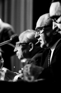 Het congres van de SAI te Amsterdam Achter bestuurstafel Guy Mollet met links O, Bestanddeelnr 915-5131