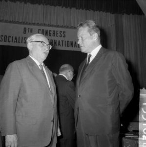 Het congres van de SAI te Amsterdam Ollenhauer in gesprek met Willy Brandt, Bestanddeelnr 915-5102