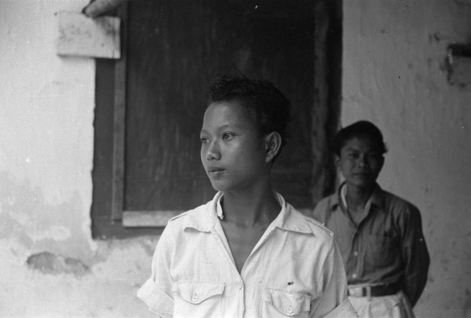 Indonesische of Indische jonge man in wit overhemd, Bestanddeelnr 522-5-4