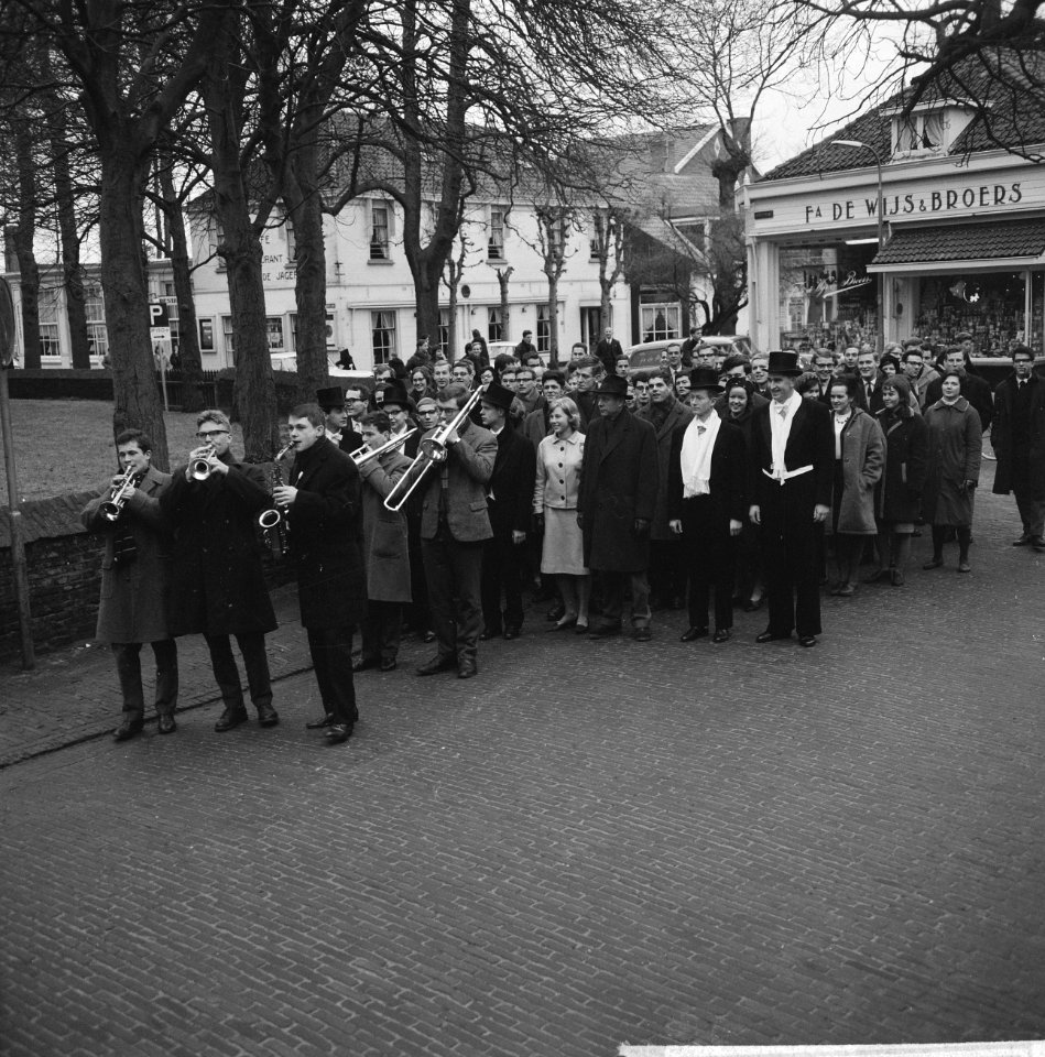 Het Nederlands Studenten Orkest zal drie weken repeteren in de bekende Ruïne ker, Bestanddeelnr 915-9083