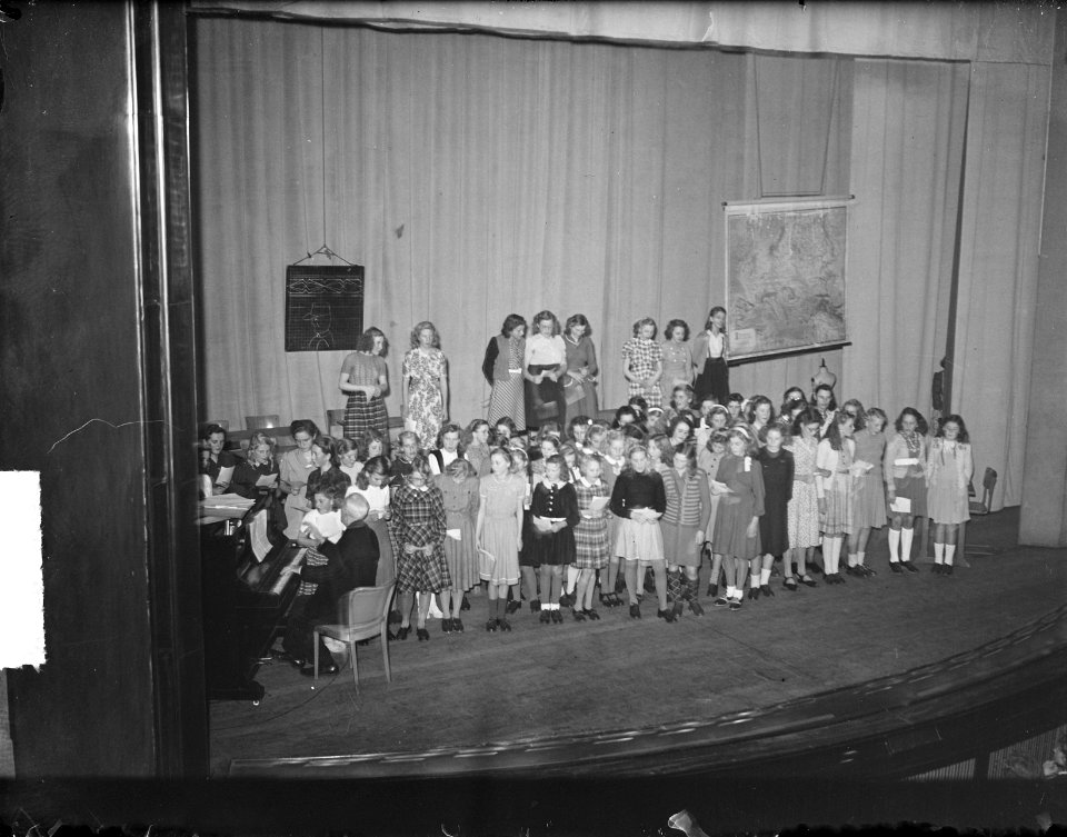 Huishoudschool Arnhem, Rijnkade 36. Viering 75 Jarig bestaan, Bestanddeelnr 903-0810