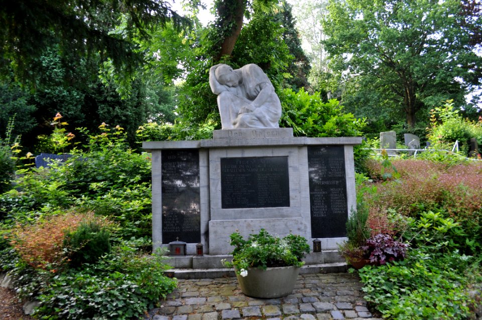 Hornau, Friedhof, Kriegsopfergedenkstätte