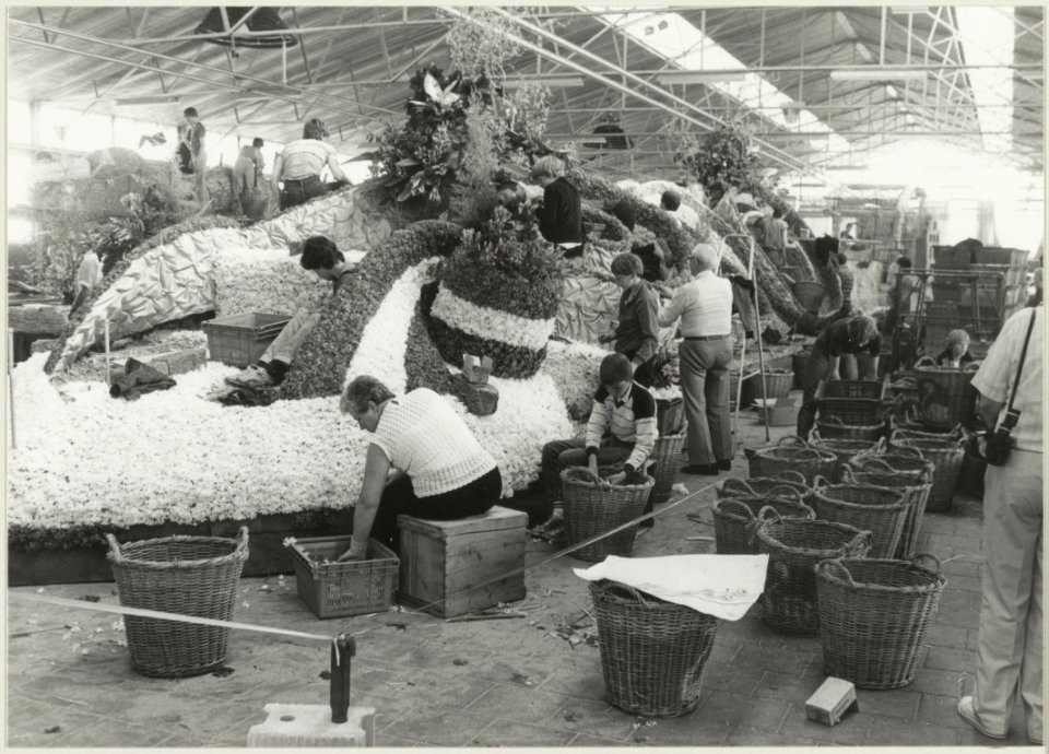 Het opbouwen van de praalwagens voor het bloemencorso 1984 in de hallen van de Hobaho bloembollenveiling te Lisse
