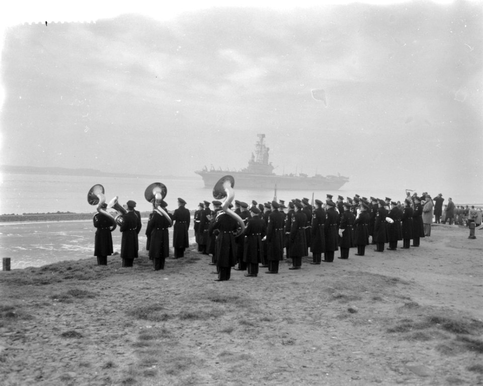 Hr Ms vliegkampschip Karel Doorman arriveert te Hoek van Holland De Marini…, Bestanddeelnr 911-8946