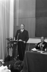 Het Bestuur van de 14e Hiswa in de RAI voorgesteld mr. van Vollenhove , directeu, Bestanddeelnr 922-1244