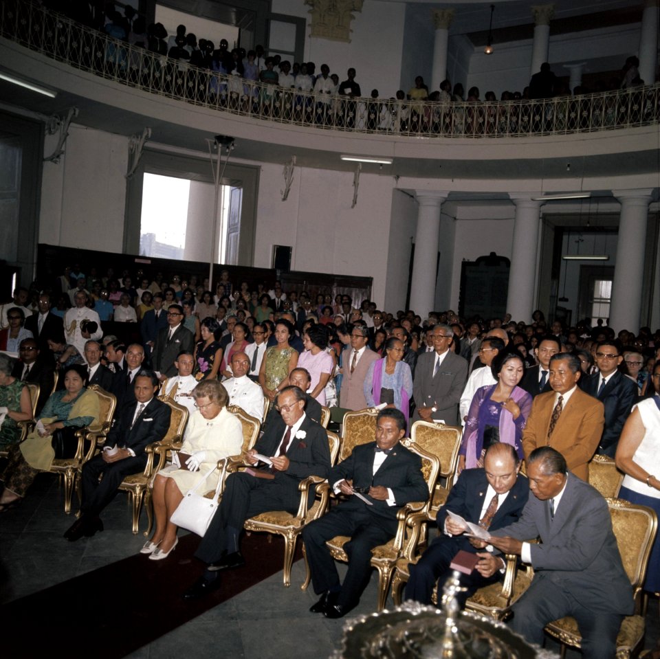 Het koninklijk paar tijdens een dienst in de Willemskerk in Jakarta, Bestanddeelnr 254-9022