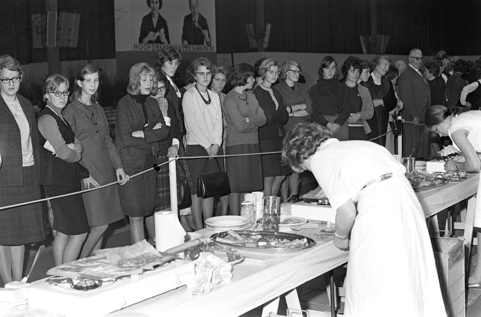 Huishoudscholendag in Margriethal te Utrecht, de chef-kok van Krasnapolsky bekij, Bestanddeelnr 917-1178