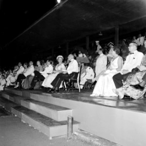 Het koninklijk paar tijdens het feest in het Rifstadion. Rechts gouverneur Struy, Bestanddeelnr 252-3644