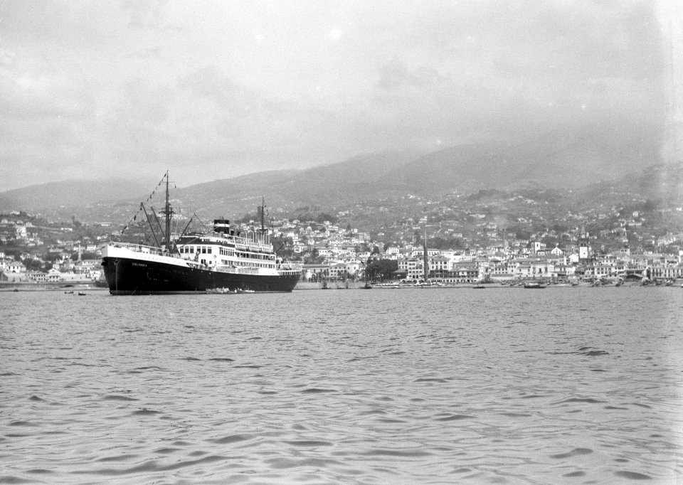 Het cruiseschip MS Colombia van de KNSM in de haven van Funchal, Madeira, Bestanddeelnr 190-0588