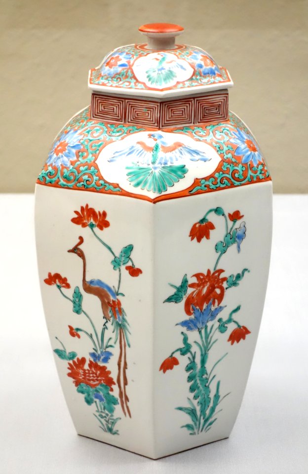 Hexagonal Jar, Imari ware, Kakiemon type, Edo period, 17th century, flowering plant and phoenix design in overglaze enamel - Tokyo National Museum - DSC05329