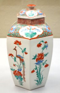 Hexagonal Jar, Imari ware, Kakiemon type, Edo period, 17th century, flowering plant and phoenix design in overglaze enamel - Tokyo National Museum - DSC05329