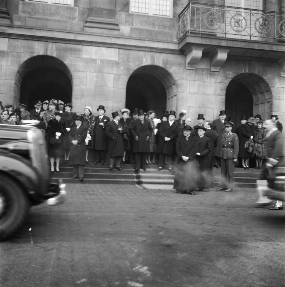 Het Corps Diplomatique na de nieuwjaarsreceptie voor het Paleis op de Dam, Bestanddeelnr 901-9875