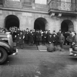 Het Corps Diplomatique na de nieuwjaarsreceptie voor het Paleis op de Dam, Bestanddeelnr 901-9875