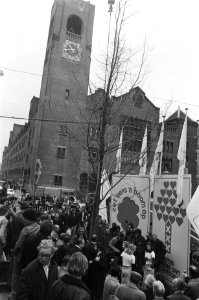 Het planten van de iep met op de achtergrond de Beurs van Berlage, Bestanddeelnr 929-0746
