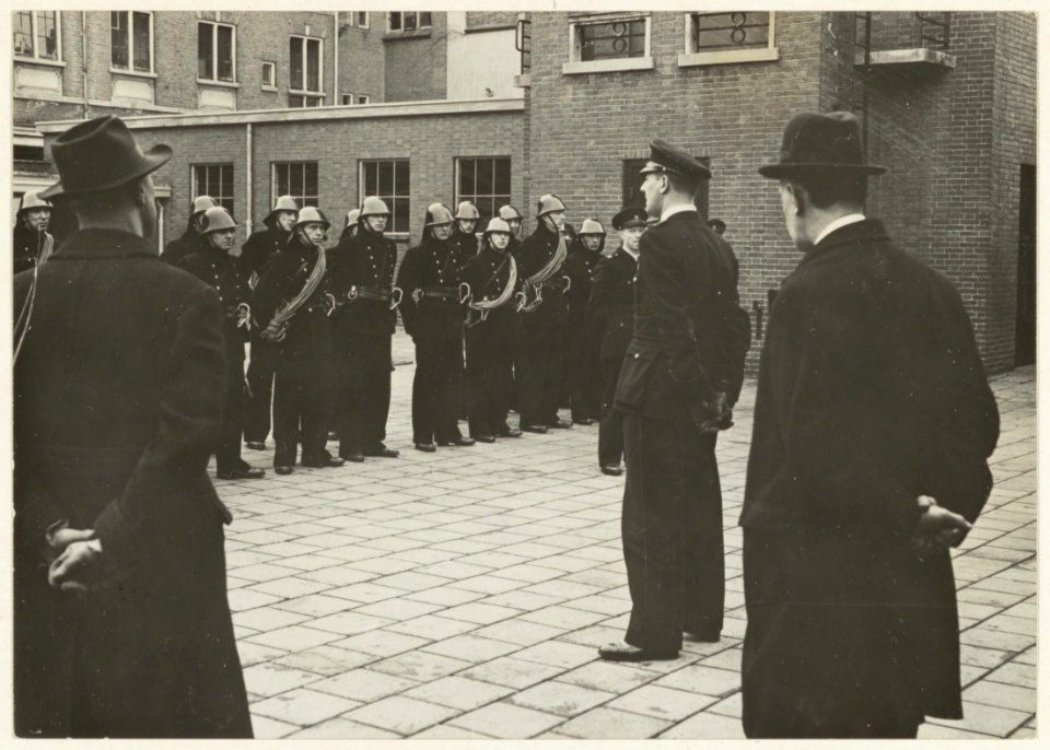Het commando van de de beroepsbrandweer wordt door commandant J.H.C Roelof overgedragen aan de commandant van de Vrijwillige Brandweer. NL-HlmNHA 54004838