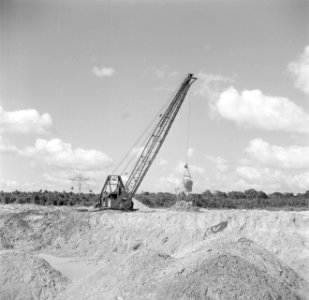 Het winnen van bauxiet op het terrein van de Billiton Maatschappij Suriname bij , Bestanddeelnr 252-6530