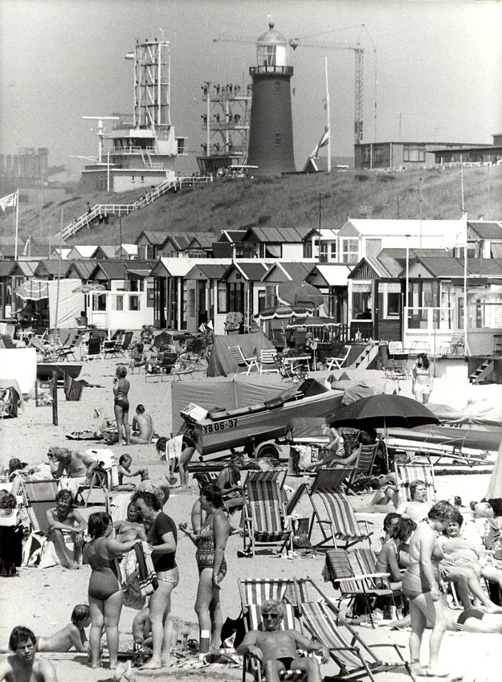 Het strand bij de Seinpostweg en het Zuiderhoofd, ziende naar het noorden. Aangekocht in 1982