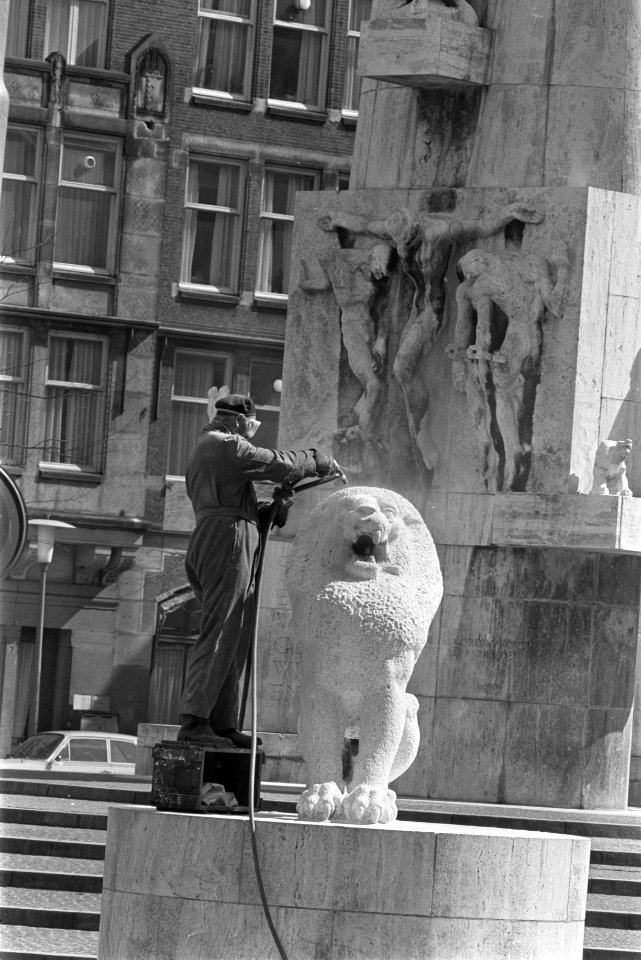 Het Nationale Monument op de Dam wordt schoongemaakt schoonspuiten van de leeuw, Bestanddeelnr 922-3099