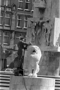 Het Nationale Monument op de Dam wordt schoongemaakt schoonspuiten van de leeuw, Bestanddeelnr 922-3099