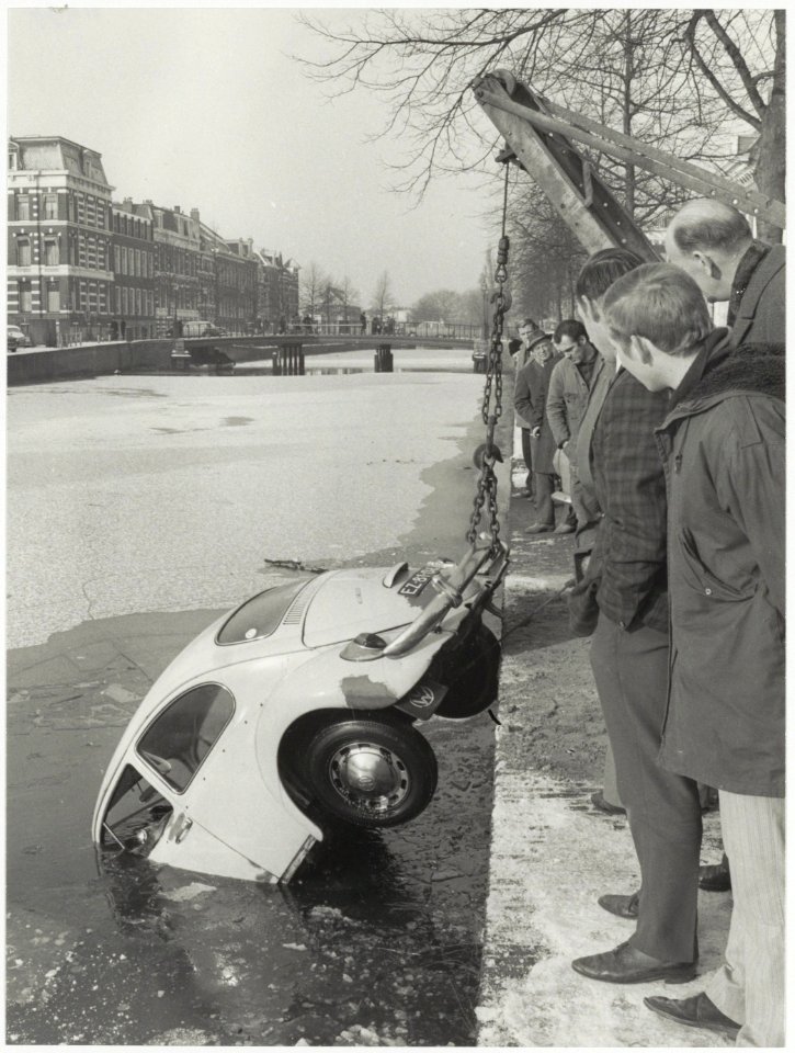 Het optakelen van een te water geraakte auto. NL-HlmNHA 54011697