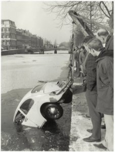 Het optakelen van een te water geraakte auto. NL-HlmNHA 54011697
