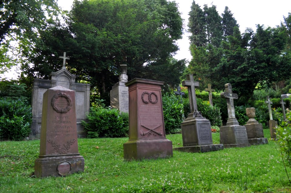 Hornau, Friedhof, Gagerngräber (1)