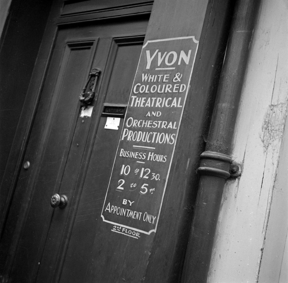 Het naambord van theateragent Yvon - bijgenaamd the Duke of Soho, Bestanddeelnr 191-1011
