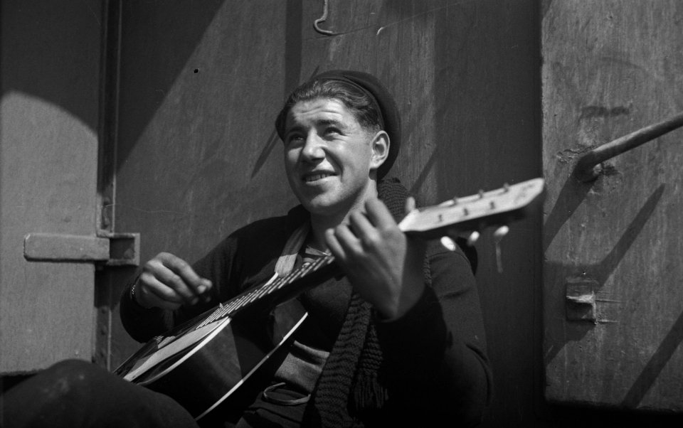Hr. Ms. Flores. Bemanningslid speelt gitaar, Bestanddeelnr 934-9993
