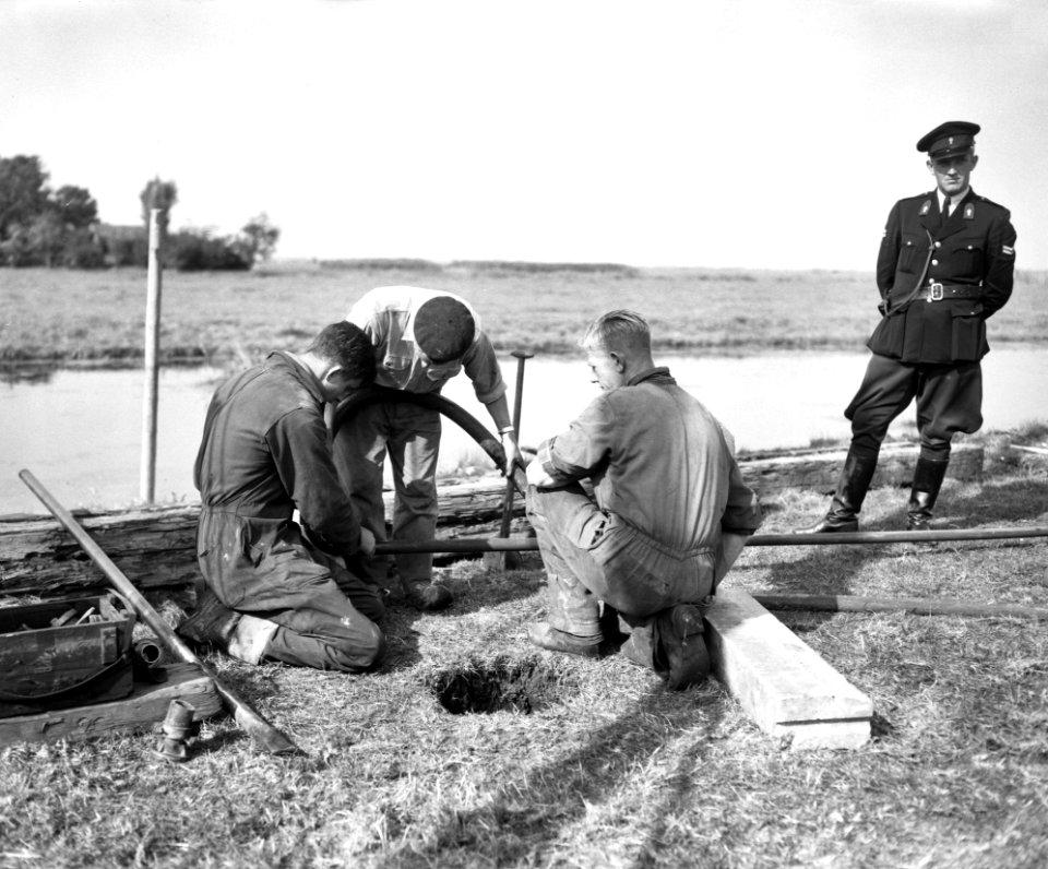 Het Ding in Wormer (gat in weiland), het in gereedheid brengen der pompen, Bestanddeelnr 910-7004