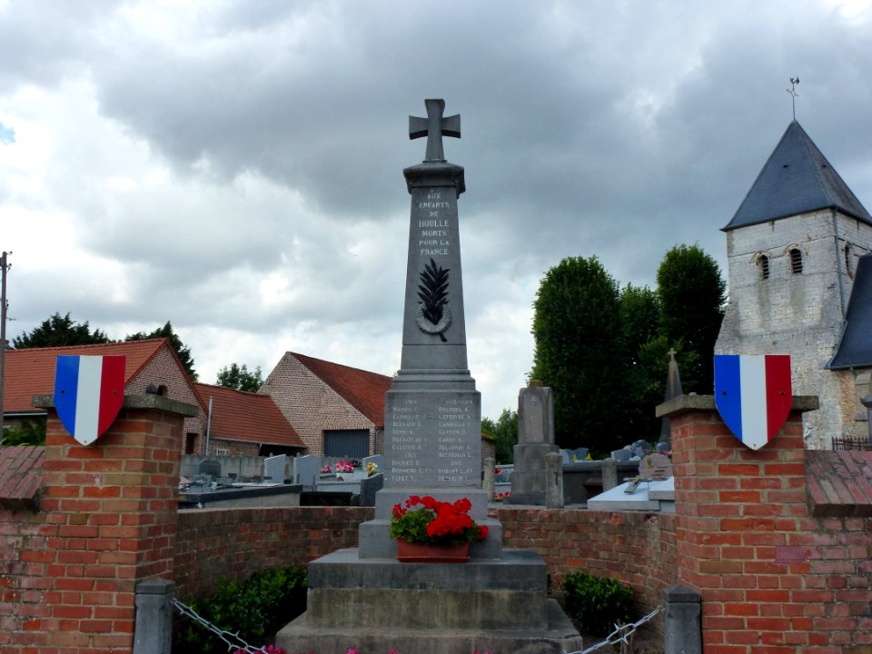 Houlle (Pas-de-Calais) monument aux morts