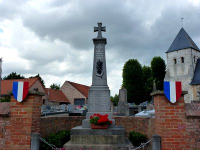 Houlle (Pas-de-Calais) monument aux morts