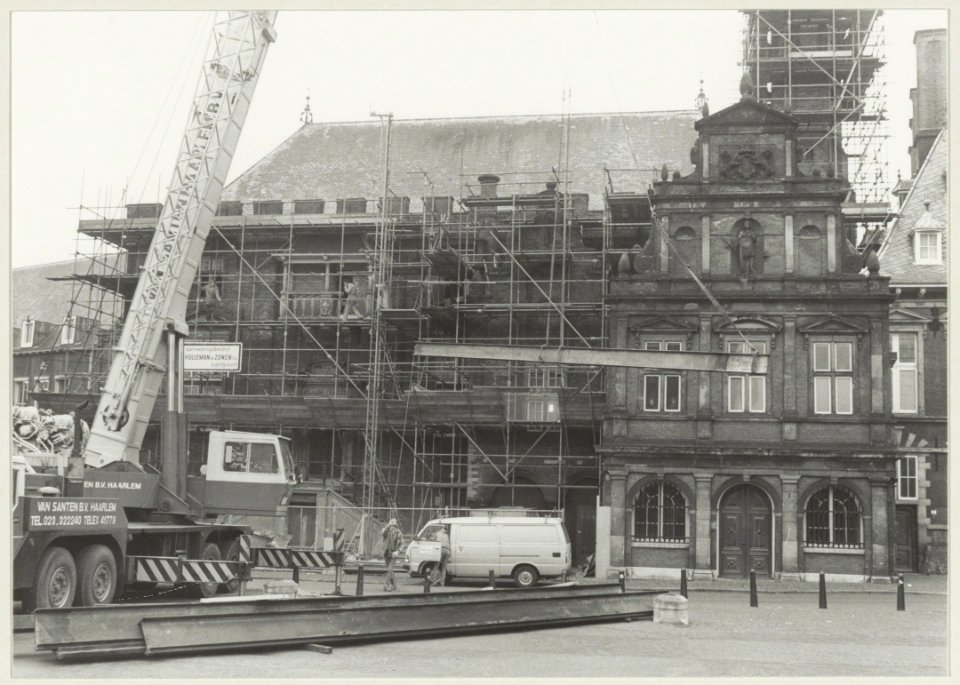 Het stadhuis tijdens het begin van de restauratie. NL-HlmNHA 54014450