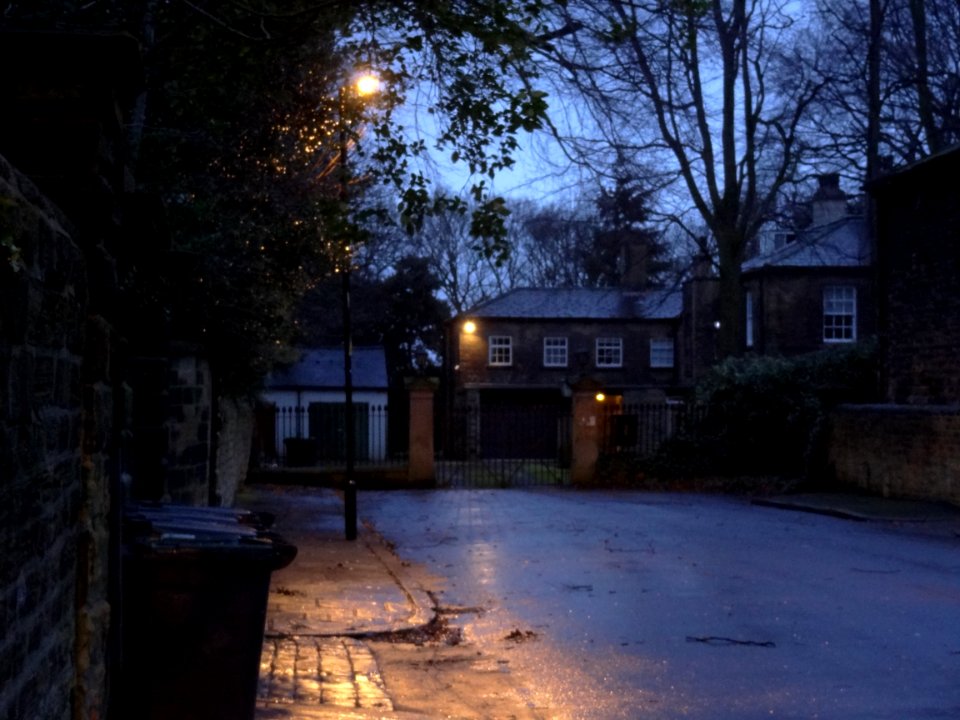 Hilly-Ridge-House-and-gates