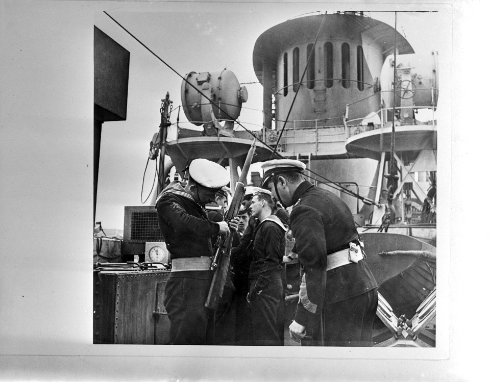 Hr. Ms. Jacob van Heemskerck terug in Groot-Brittannië na operaties in het Ver, Bestanddeelnr 935-0372