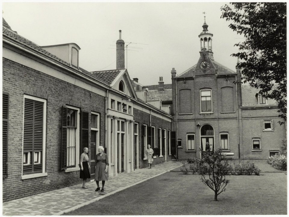 Hofje van Beresteijn. Binnenplaats, ziende naar het zuiden. NL-HlmNHA 54012082