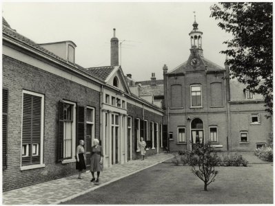 Hofje van Beresteijn. Binnenplaats, ziende naar het zuiden. NL-HlmNHA 54012082